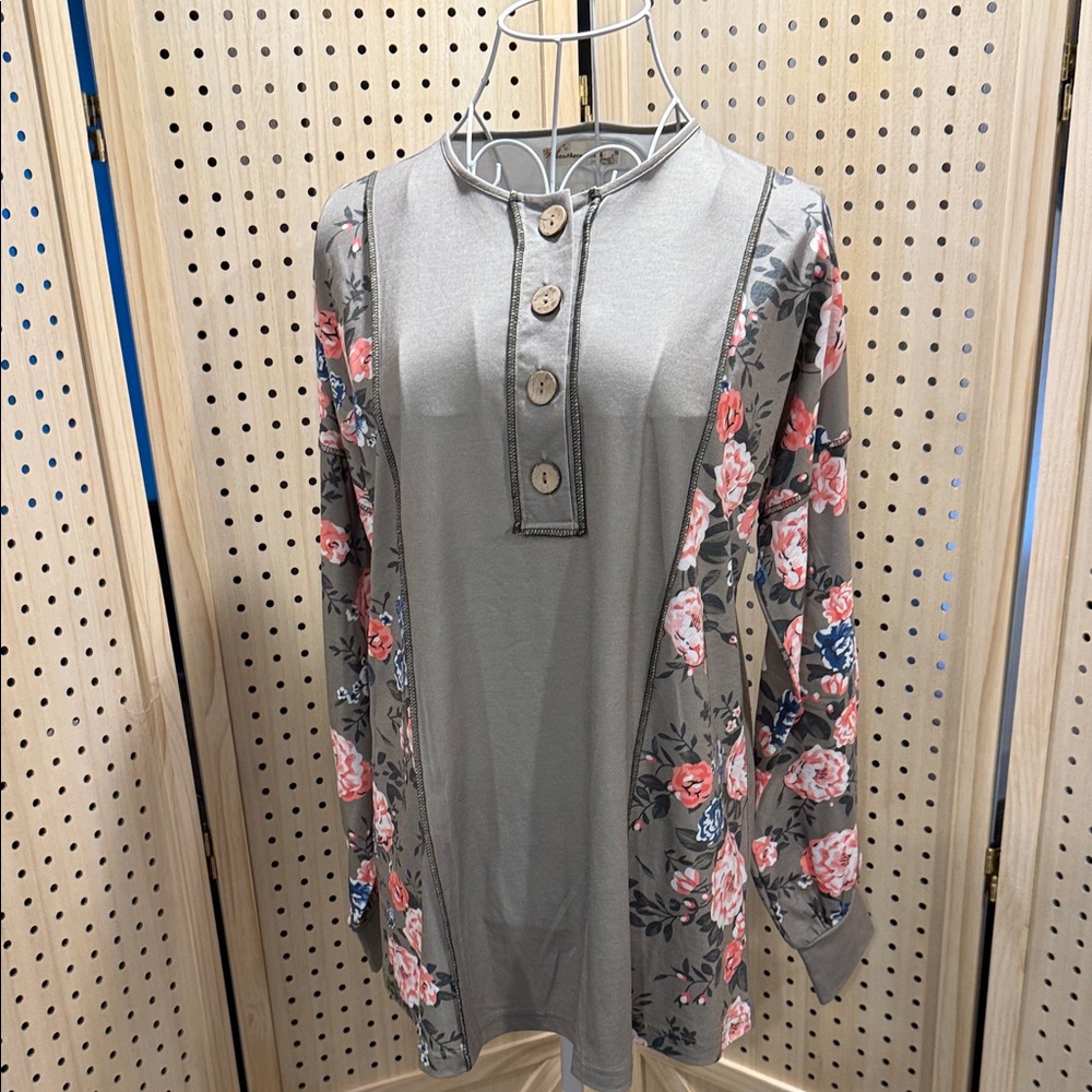 Southern Stitch Floral Gray Long Sleeve Top NWT